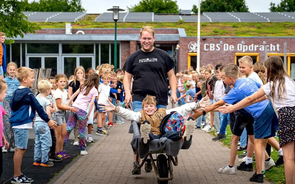 In een kruiwagen, door een erehaag of via een trampoline. Hoe groep 8 de basisschool voor altijd verlaat