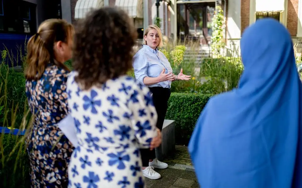Wethouder Nathalie Kramers onthult gedenksteen voor stilgeborenen in Leeuwarden en vertelt persoonlijk verhaal