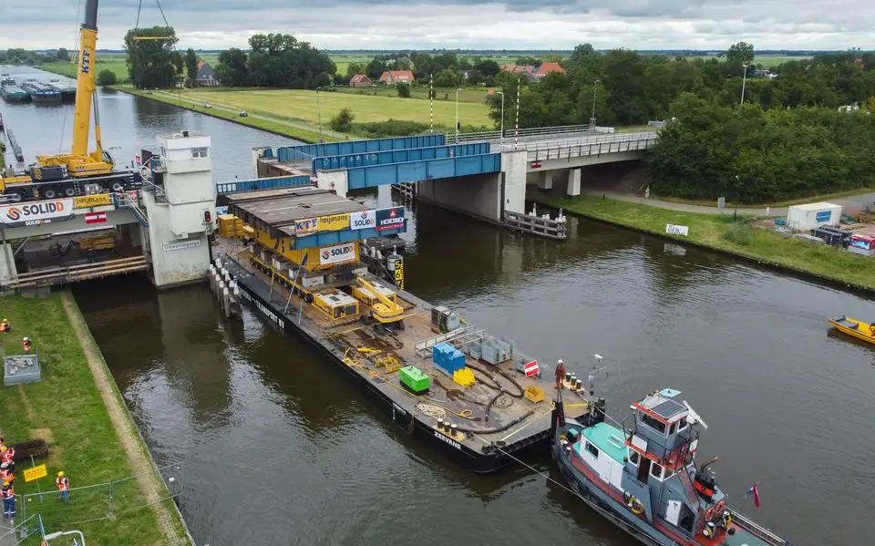 De kwelgeest van Uitwellingerga is weggevaren. Probleembrug weggehaald