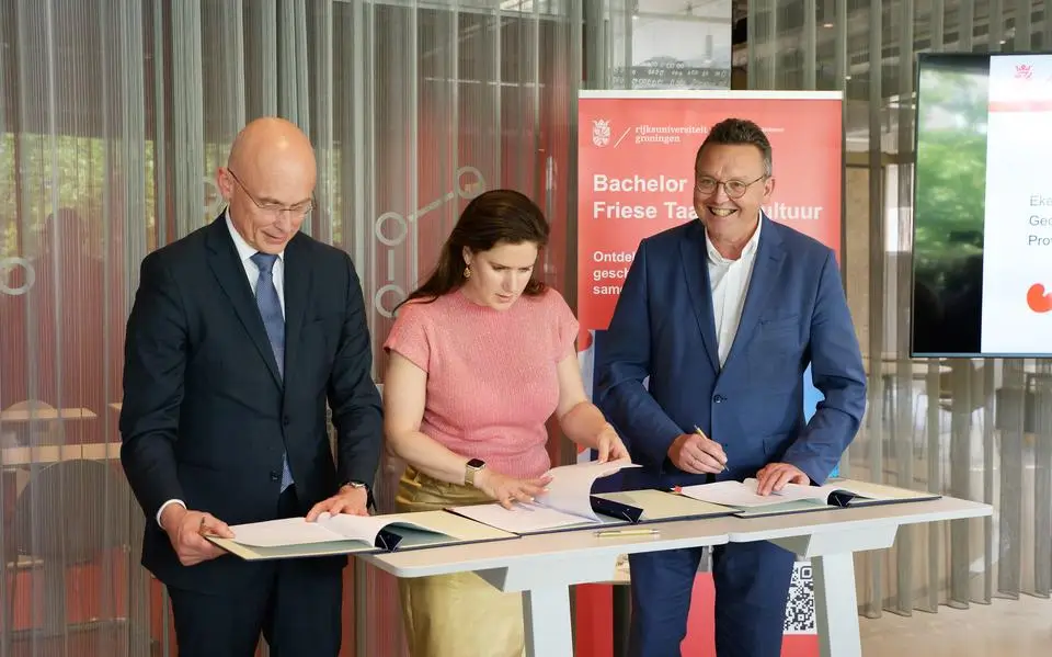 Handtekening onder nieuwe opleiding Fries in Groningen. ‘Ik bin út ’e skroeven’