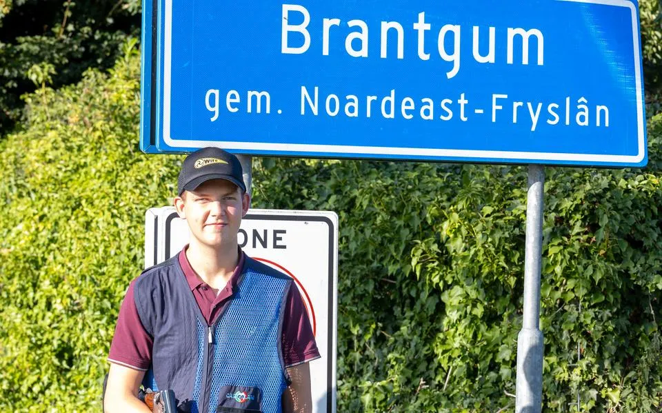 Riemer (21) uit Brantgum is de jongste nationaal kampioen kleiduifschieten ooit. ‘Dit hie ik net foar mooglik hâlden’