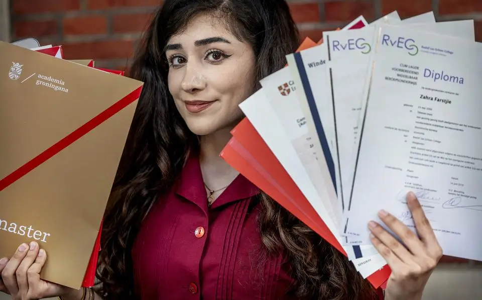 Zahra (25) groeit op in een azc in Sint Annaparochie, krijgt vmbo-advies, maar haalt cum laude haar master rechten