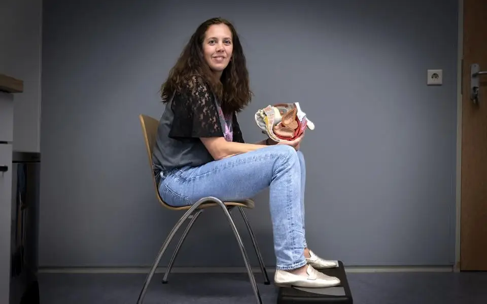 Fysiotherapeut Rianne ziet gevolgen van verkeerd op wc zitten. Ze legt uit hoe het wél moet