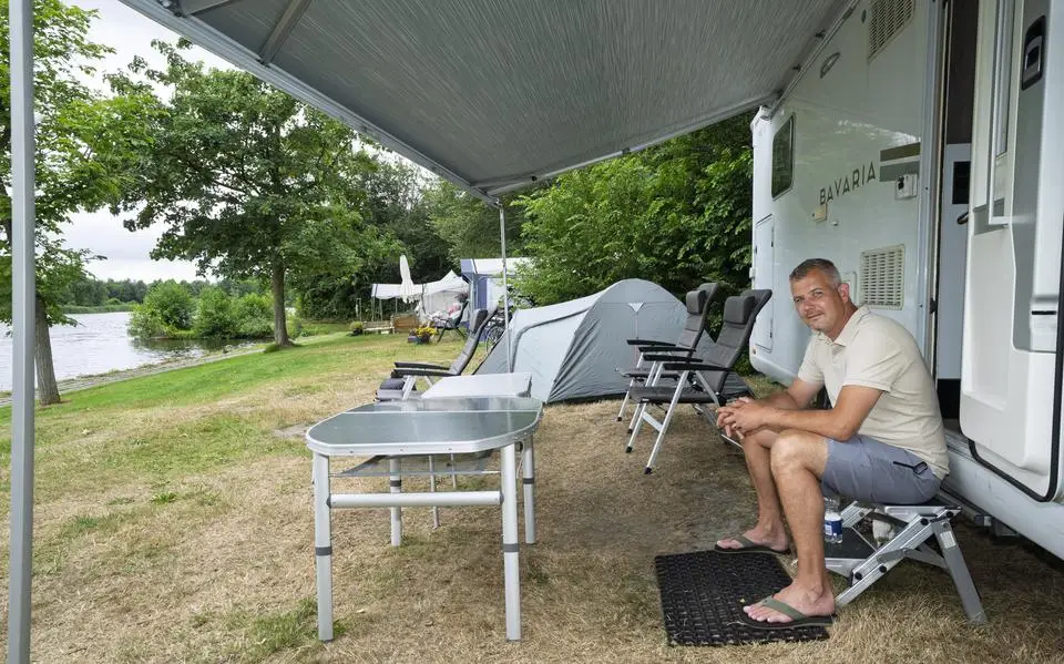 Mark (37) heeft het ‘mooiste plekje’ op camping De Kleine Wielen in Leeuwarden. ‘Het is hier heel gemoedelijk’