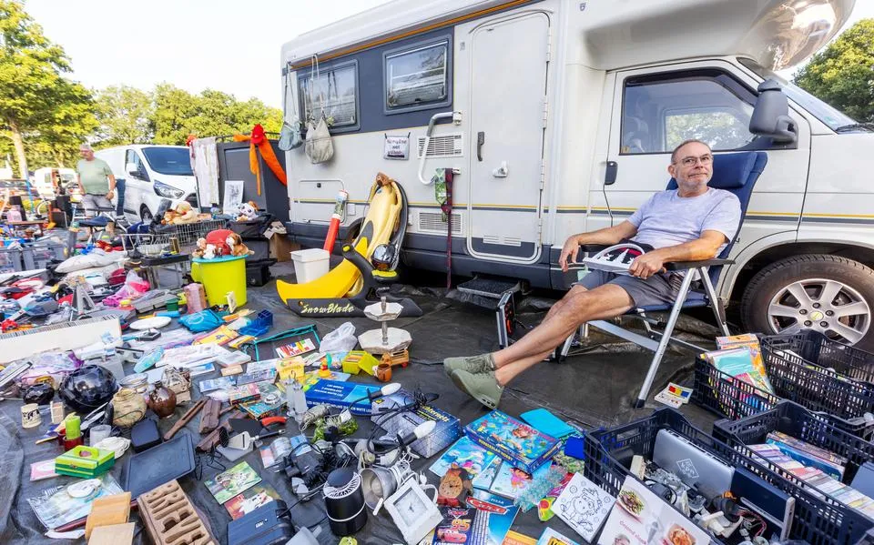 Op de vlooienmarkt in Bakkeveen wordt een nieuwe belasting uitgevonden: ‘blijdschapsbelasting’