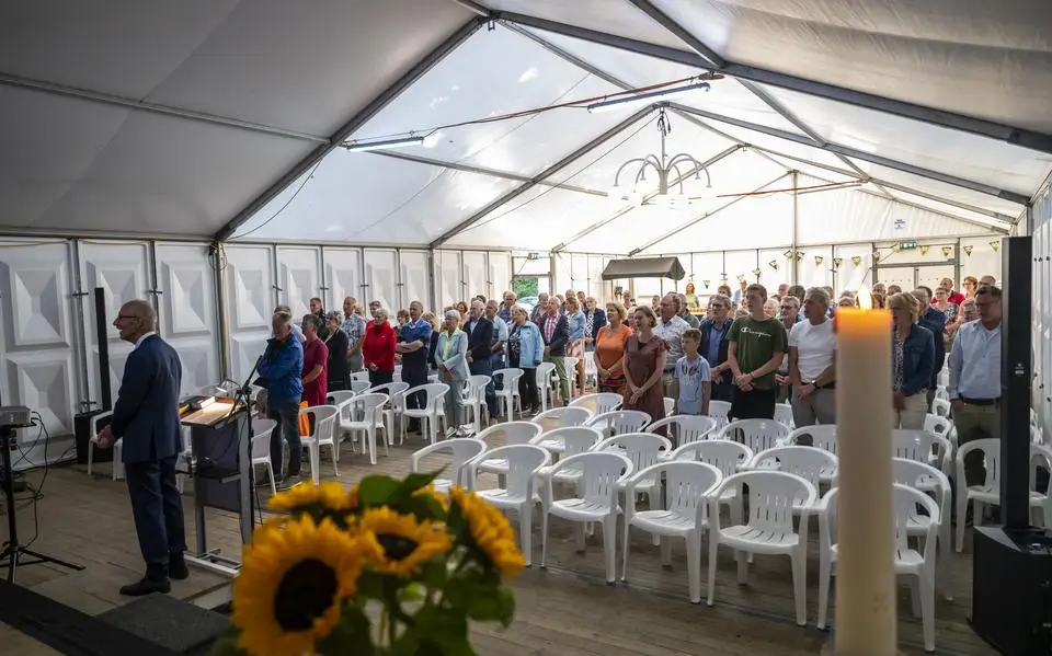 Freerk (77) uit Eanjum gaat naar de kerk in een tent in Lauwersoog. ‘Een voorproefje van de eeuwigheid’