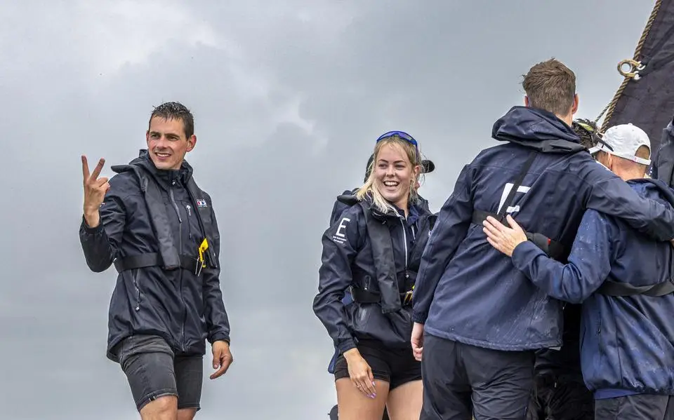 Earnewâld verrast iedereen met bizarre inhaalrace. ‘We springe aanst it swimbad yn’