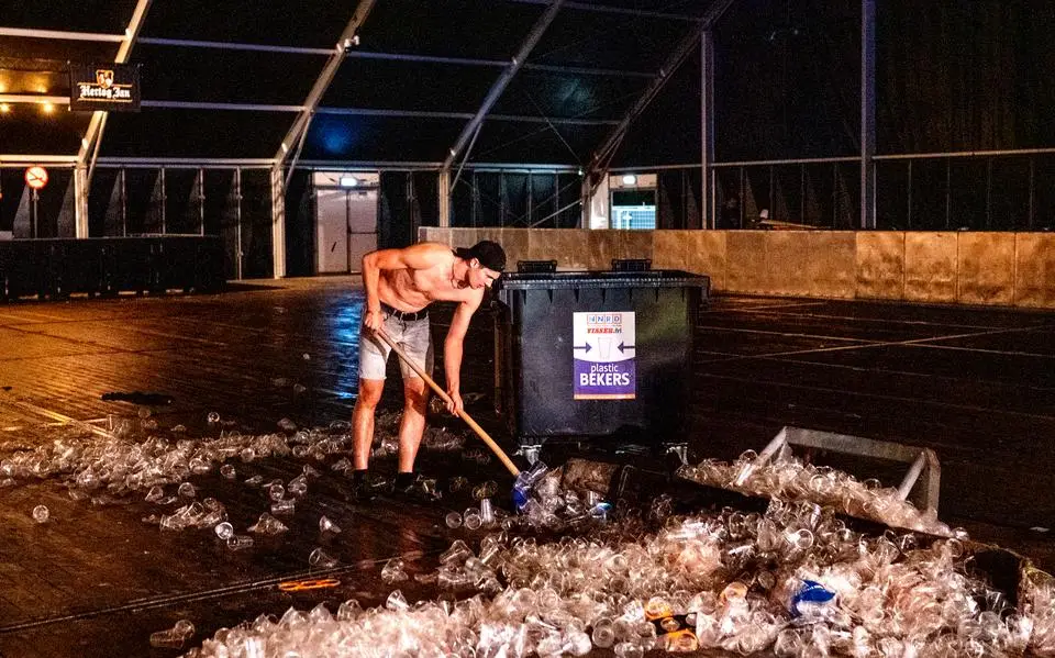 Zo wordt midden in de nacht opgeruimd na het Veenhoop Festival