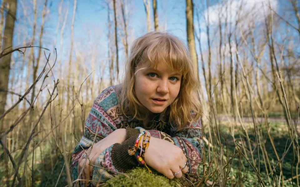 Sarah (25) uit Leeuwarden, Moonloops, maakte 5 jaar oud debuutalbum opnieuw. ‘Een tijdcapsule, zo bizar’
