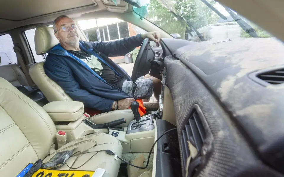 Pake Frank moest op kinderen van de brandweerman letten en kwam toen zelf met auto in de vijver
