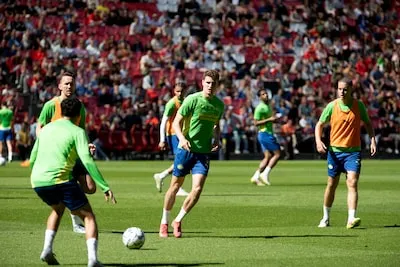 LIVE training PSV | Hitteplan op de Herdgang: Eindhovenaren betreden het veld, Pepi traint individueel