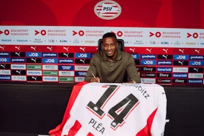 Nieuwe spits Alassane Pléa kreeg van oud-collega het advies om naar PSV te gaan: ‘Hij heeft mooie woorden gesproken over de club’