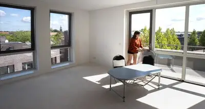 Myrthe (22) en Stef blij met hun nieuwe huis in Helmond: ‘50 euro meer kwijt dan voor mijn studentenkamer’