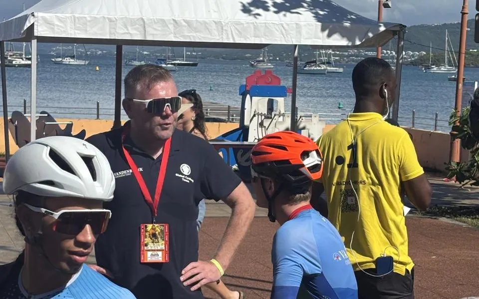 Wielergek Andries uit Harkema scheurt als ploegleider met piepende banden achter zijn renners aan op Martinique
