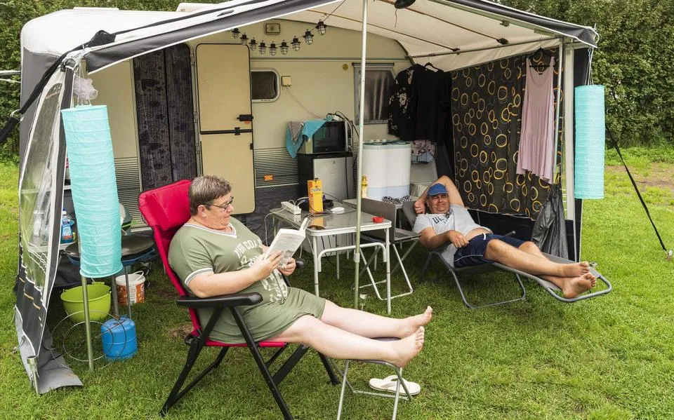 Buien trekken over Nederland en kunnen landinwaarts lang aanhouden, weekend broeierig warm