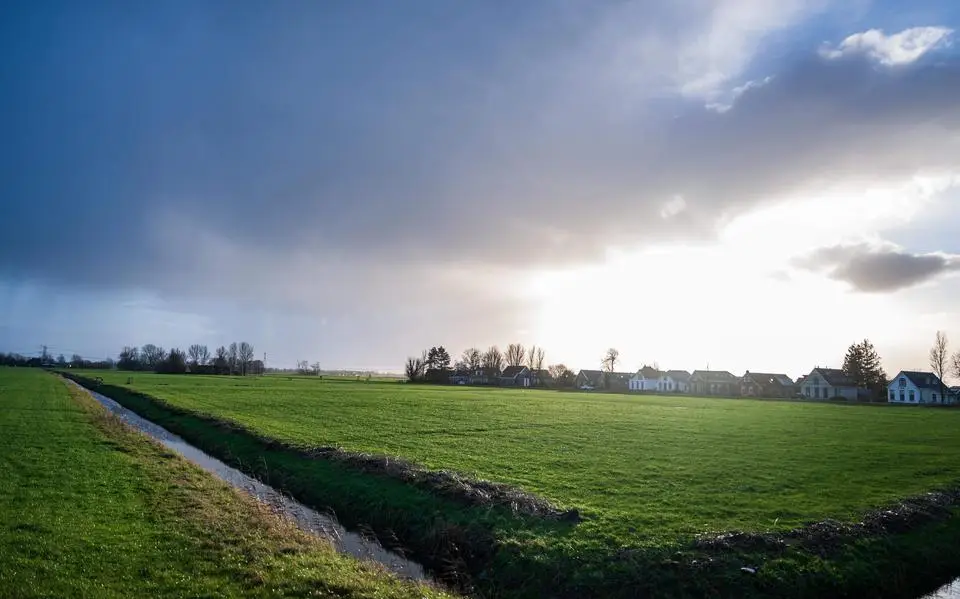 Zomerweer blijft dit weekend grillig, met zonnige momenten en stevige plensbuien