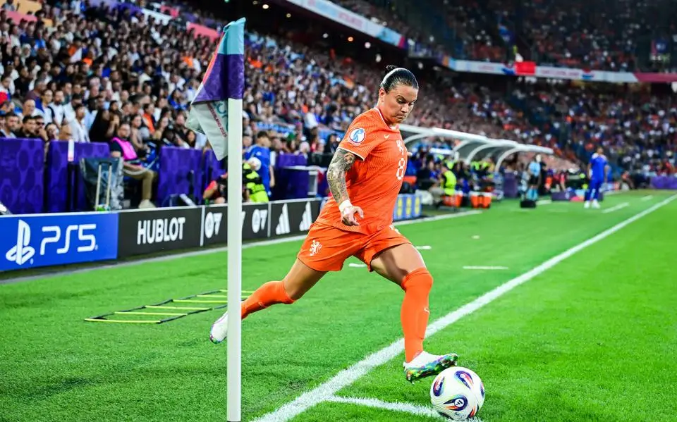 Praat mee | Vrouwenvoetbal moet op kleiner veld worden gespeeld