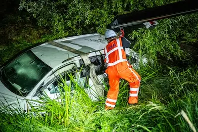 Auto rijdt sloot in na botsing met lantaarnpaal in Alphen