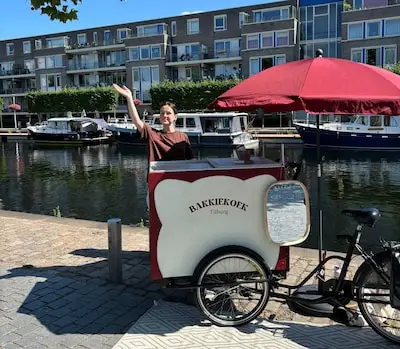 Pleun (26) trekt rijen mensen met haar bakfiets aan de Piushaven
