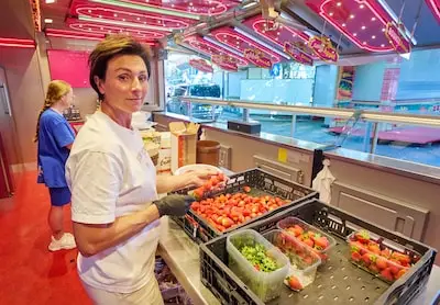 Nicole (48) staat op de kermis in Tilburg én Uden, daar zelfs met twee kramen: ‘Ik krijg energie van die hectiek’