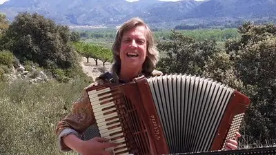 De accordeon van Berrie Kolmans is gestolen: ‘Nee, ze is ontvoerd’