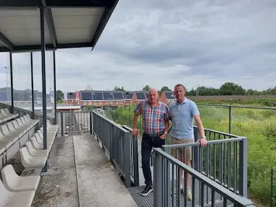 Eenzame tribune zoekt voetbalveld: gemeente en club optimistisch, maar nog geen groen licht