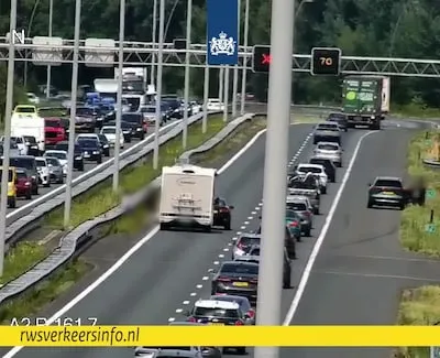 Twee auto’s en camper botsen op A2 bij Eindhoven