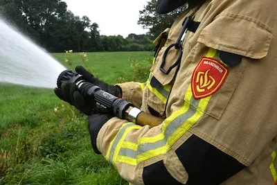 Brandweer met twee wagens naar natuurbrand in Helmond