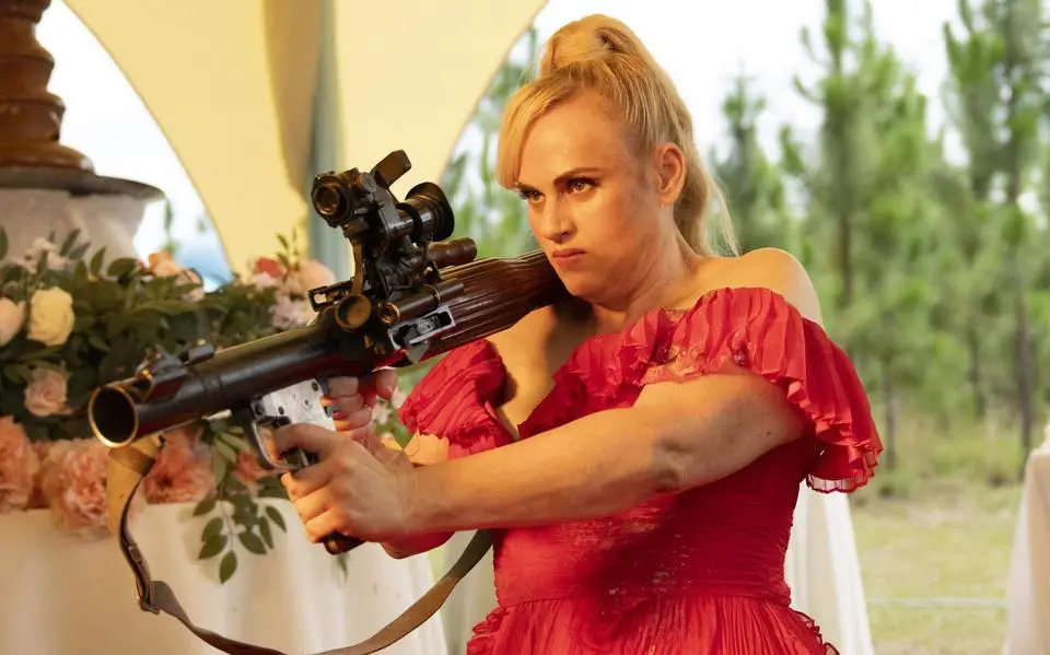 Pijnlijk om te zien hoe Rebel Wilson met dit misbaksel ‘Bride Hard’ haar carrière te grabbel gooit | ★☆☆☆☆