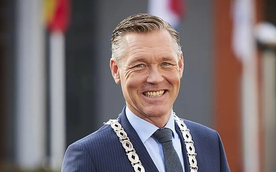 ‘Oud-wethouder Hans Broekhuizen van Heerenveen onder vuur als burgemeester Twenterand: onveilige werksfeer onder ambtenaren’