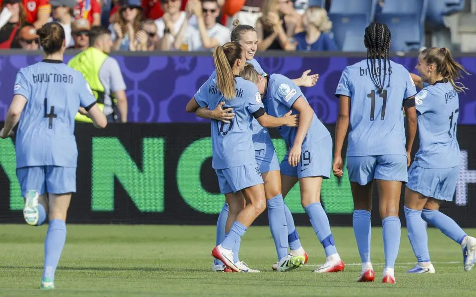 Jubileumgoal Vivianne Miedema helpt Oranje Leeuwinnen aan prima EK-start tegen Wales