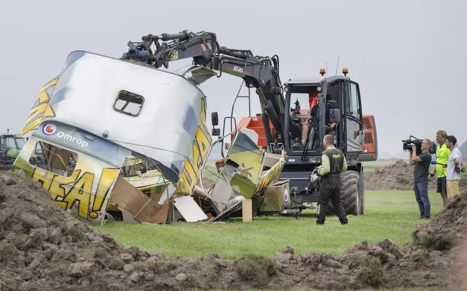 Onstuimige finales, blikken bier en een kapotgereden HEA!-caravan: een kijkje op Frije Cross Blije. ‘Spektakulêr’