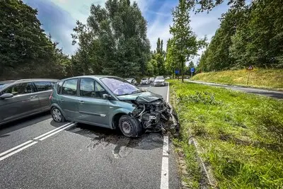 Vrouw in auto wordt vermoedelijk onwel en botst tegen lantaarnpaal in Nuenen