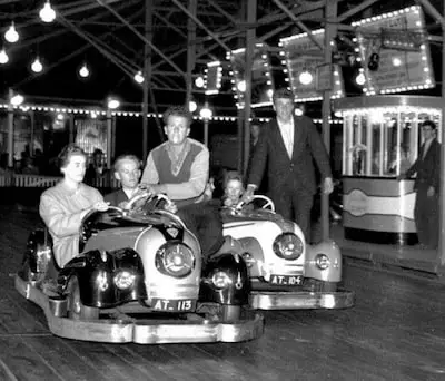 100 jaar Tilburgse kermis in beeld: zo zagen botsauto’s er in de jaren 50 uit