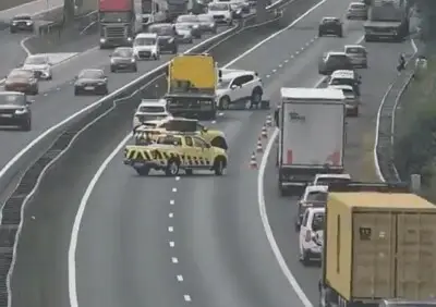Caravan gekanteld op de A67 bij Geldrop: richting Eindhoven drie kwartier langer onderweg