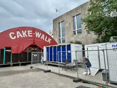 Ook vrouwelijke bezoekers plassen voortaan gratis op de Tilburgse kermis na protest Dolle Mina