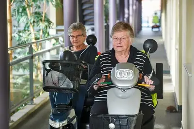 Ouderen willen poetshulp en scootmobiel via zorgverzekeraar, want gemeente is veel te traag