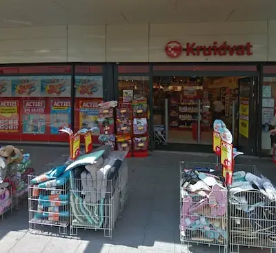 Man die medewerksters Kruidvat in Veldhoven betastte, is herkend na delen van foto’s