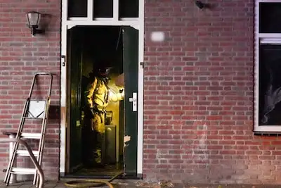 Brandweer breekt deur open om man uit brandend huis te redden in Helmond