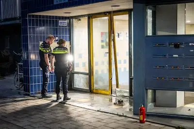 Explosie slaat deur uit portiek van flat in Alphen, politie ‘onderzoekt verschillende scenario’s’