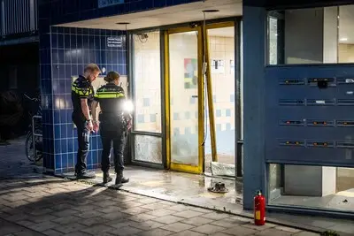 Explosie beschadigd portiek van flat op Saffierstraat in Alphen aan den Rijn