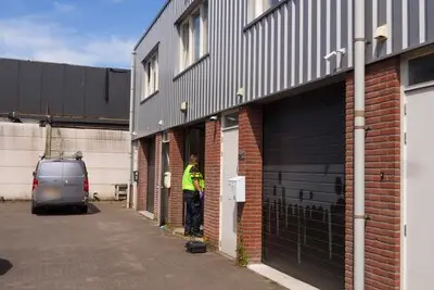 Politie doorzoekt bedrijfspand in Helmond, waar mogelijk middelen voor productie van drugs liggen