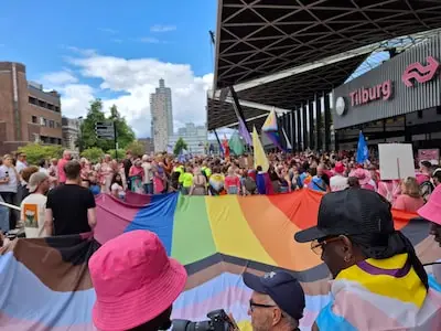 Roze Maandag met een dubbele boodschap: een dag van feestvieren, maar ook aandacht voor veiligheid lhbti’ers