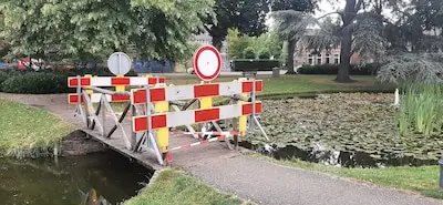 Bruggetje in Park Nuenen afgesloten: leuningen zijn niet meer stevig genoeg