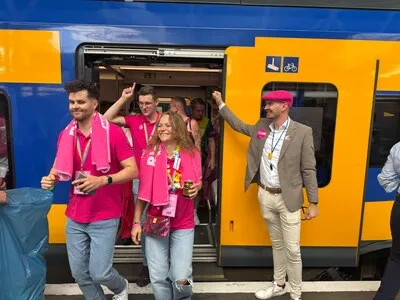 LIVE Roze Maandag | Station Tilburg loopt vol en kleurt roze, politie wandelt mee met ‘pride walk’