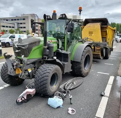 Fietsster (28) aangereden door tractor in Eindhoven, chauffeur reed door rood