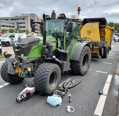 Tractorchauffeur rijdt door rood en rijdt fietsster (28) aan in Eindhoven