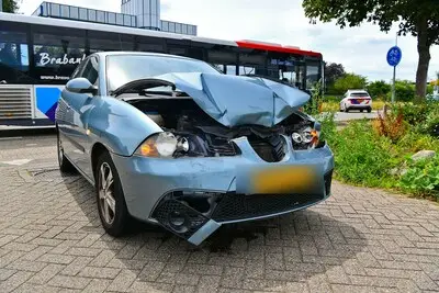 Vrouw lichtgewond na botsing in Valkenswaard