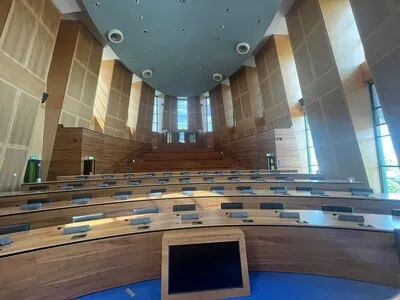 Waar de raadsleden van Helmond eerst vergaderden, zitten weldra Ter AA-studenten