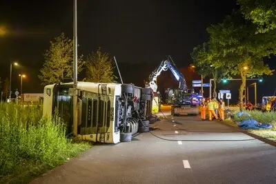 Vrachtwagen vol varkensvlees kantelt in Eindhoven